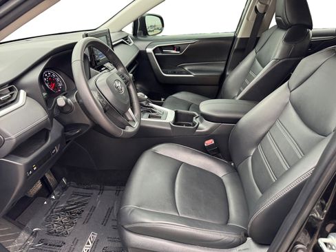 Used 2022 Toyota RAV4 XLE Premium image 9
