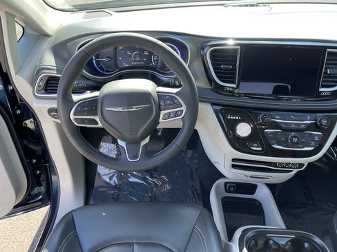 Used 2023 Chrysler Pacifica Touring-L FWD image 12