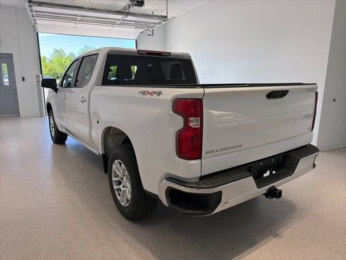 Used 2022 Chevrolet Silverado 1500 LT AWD/4WD image 4