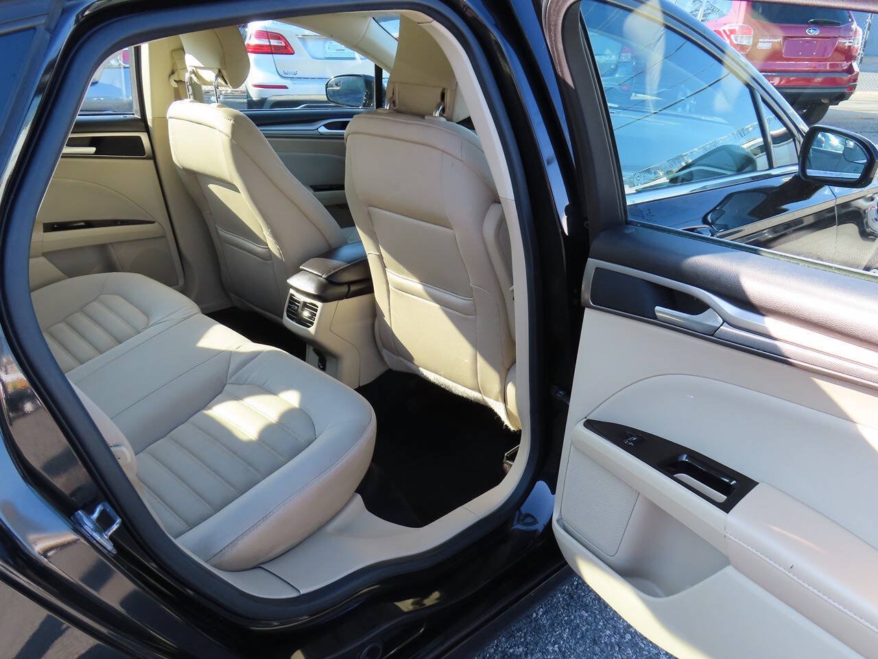Used 2015 Ford Fusion SE FWD image 10