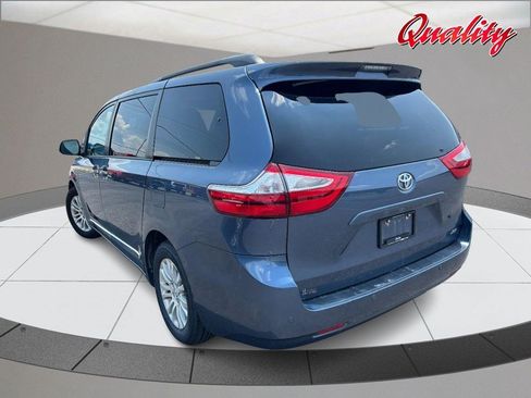 Used 2017 Toyota Sienna XLE Premium FWD image 5
