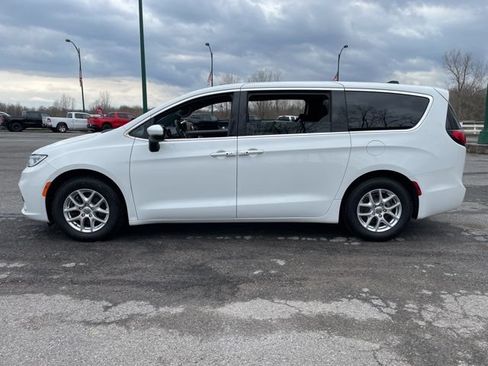 Used 2023 Chrysler Pacifica Touring FWD image 4