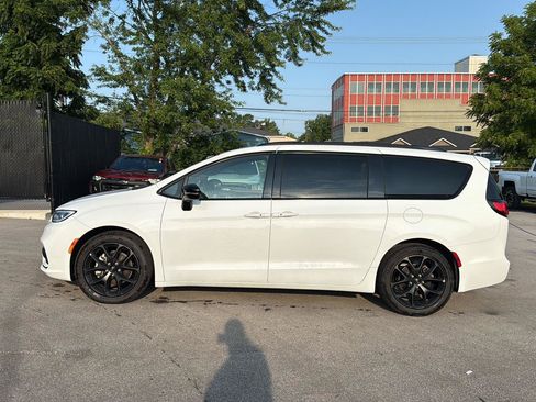 Used 2025 Chrysler Pacifica Limited FWD image 6