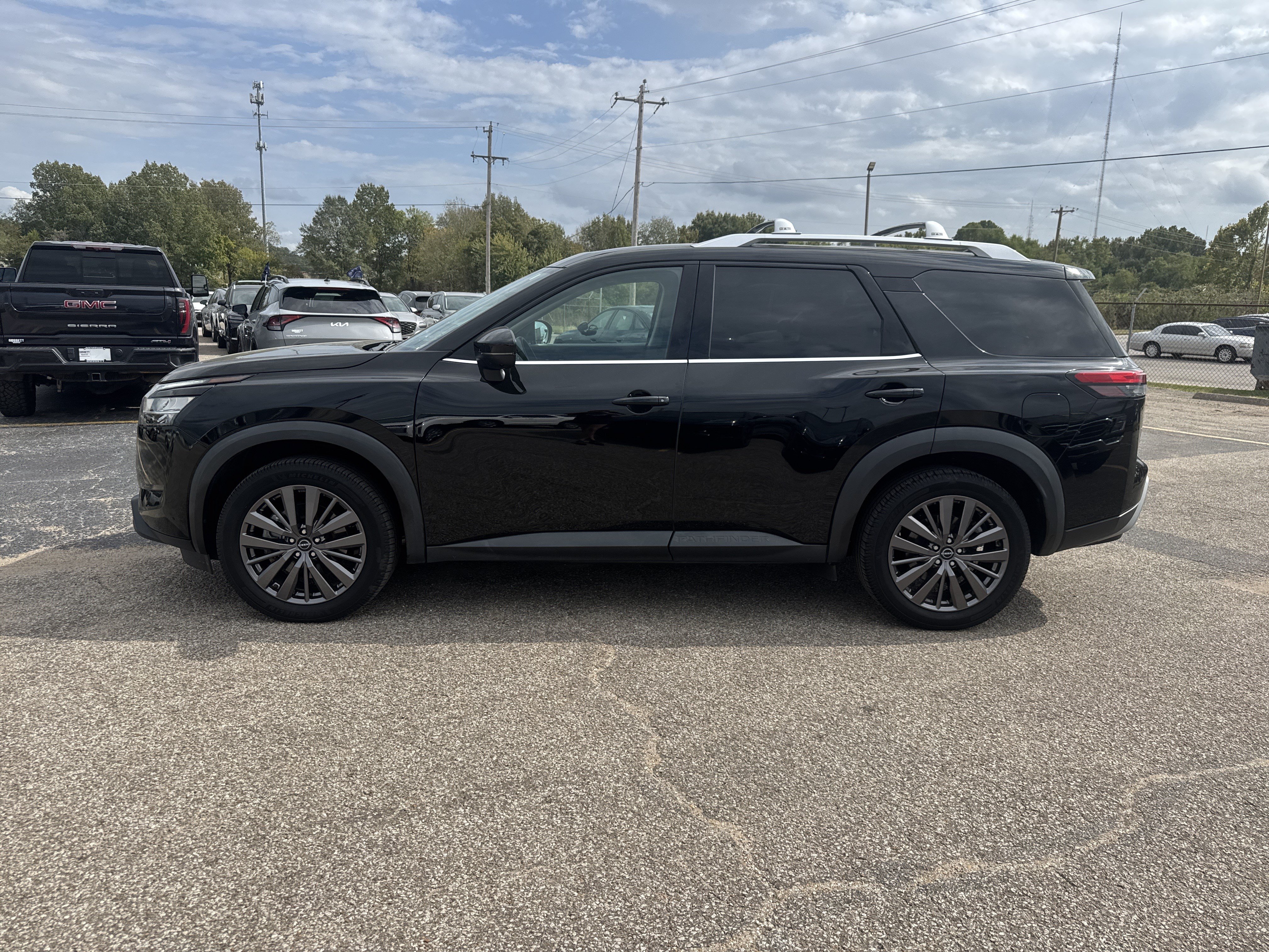 Used 2023 Nissan Pathfinder SL w/ SL Premium Package AWD/4WD image 2