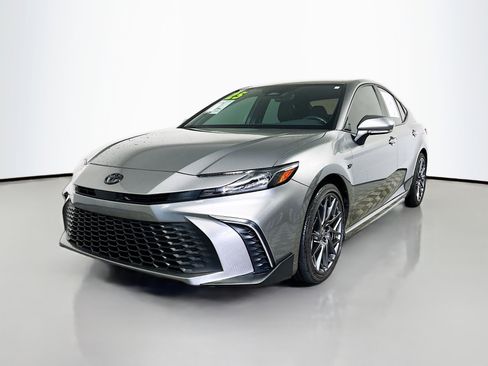 Used 2025 Toyota Camry SE w/ Convenience Package image 10