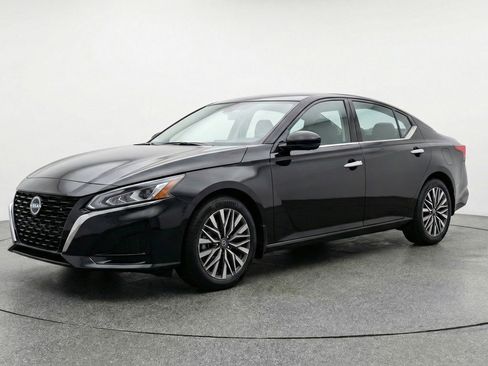 Used 2025 Nissan Altima 2.5 SV image 3