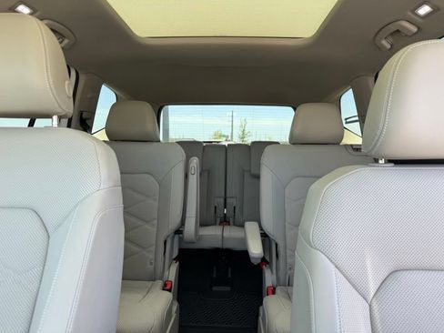Used 2024 Volkswagen Atlas SE w/ Panoramic Sunroof Package FWD image 21