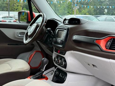 Used 2017 Jeep Renegade Latitude w/ Cold Weather Group AWD/4WD image 44
