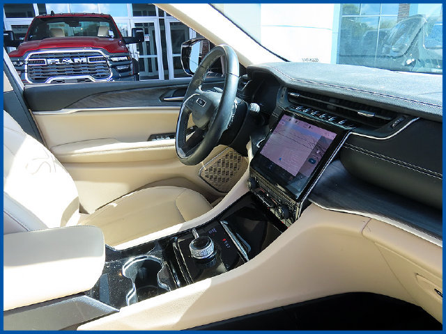 Used 2022 Jeep Grand Cherokee L Limited AWD/4WD image 9