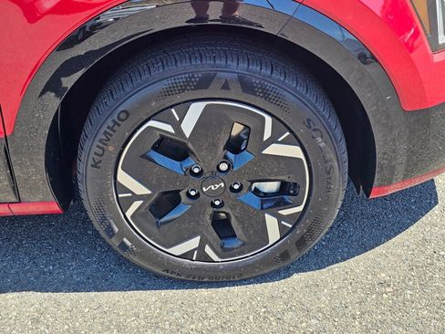Certified 2024 Kia Niro Wind FWD image 30