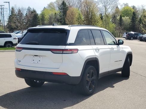 Used 2023 Jeep Grand Cherokee Altitude AWD/4WD image 2