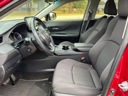 Used 2021 Toyota Venza LE w/ Carpet Mat Package (TMS) image 12