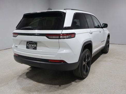 Used 2023 Jeep Grand Cherokee Altitude AWD/4WD image 2