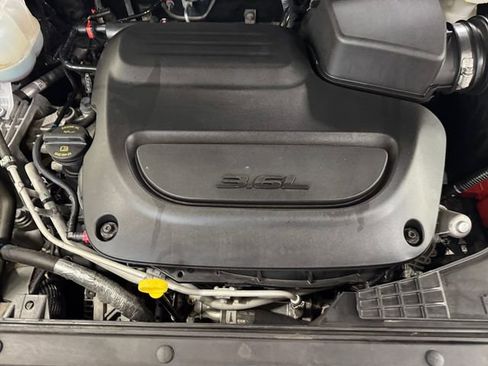 Used 2024 Chrysler Pacifica Touring-L FWD image 6
