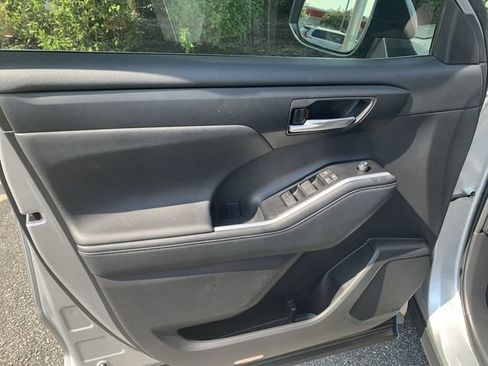 Used 2023 Toyota Highlander XLE FWD image 17