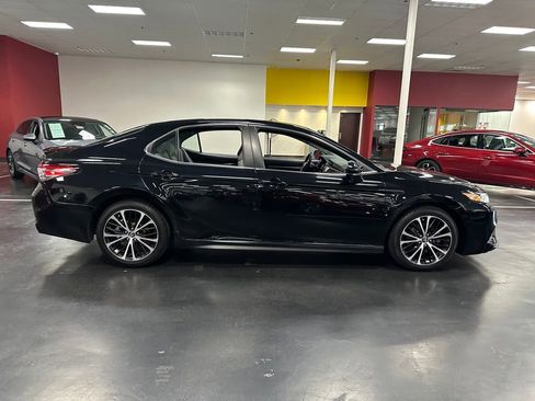 Used 2018 Toyota Camry SE FWD image 8