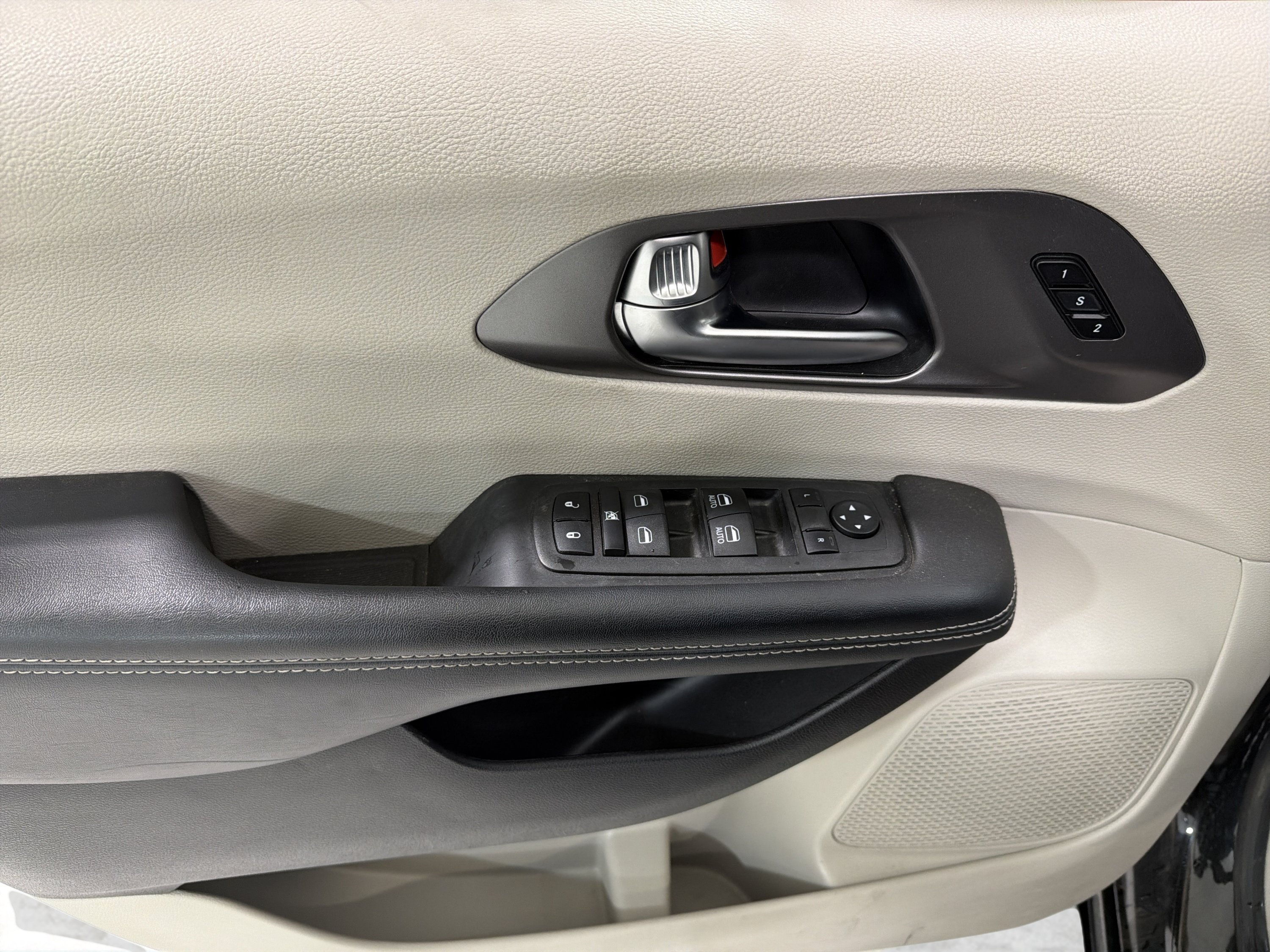Used 2023 Chrysler Pacifica Touring-L FWD image 14