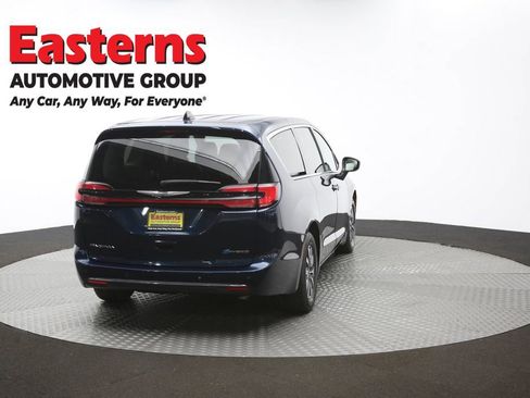 Used 2023 Chrysler Pacifica Touring-L FWD image 41