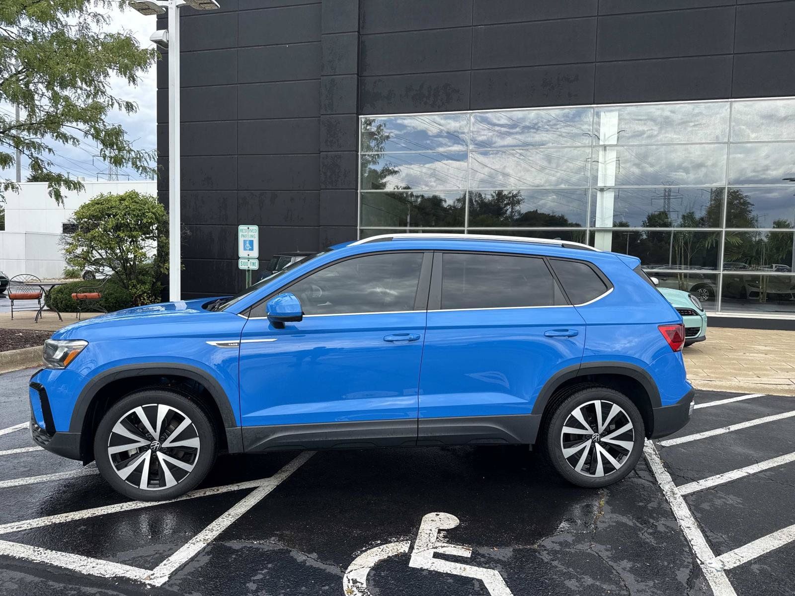 Used 2022 Volkswagen Taos SE w/ Panoramic Sunroof Package FWD image 2