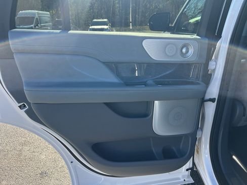 Used 2019 Lincoln Navigator Reserve image 28