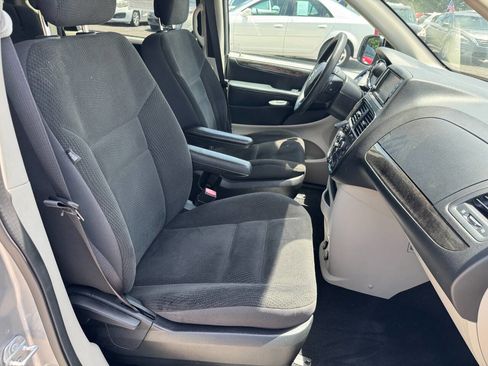 Used 2019 Dodge Grand Caravan SE w/ UConnect Hands-Free Group image 20