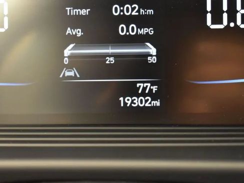 Used 2025 Hyundai Venue Limited FWD image 28