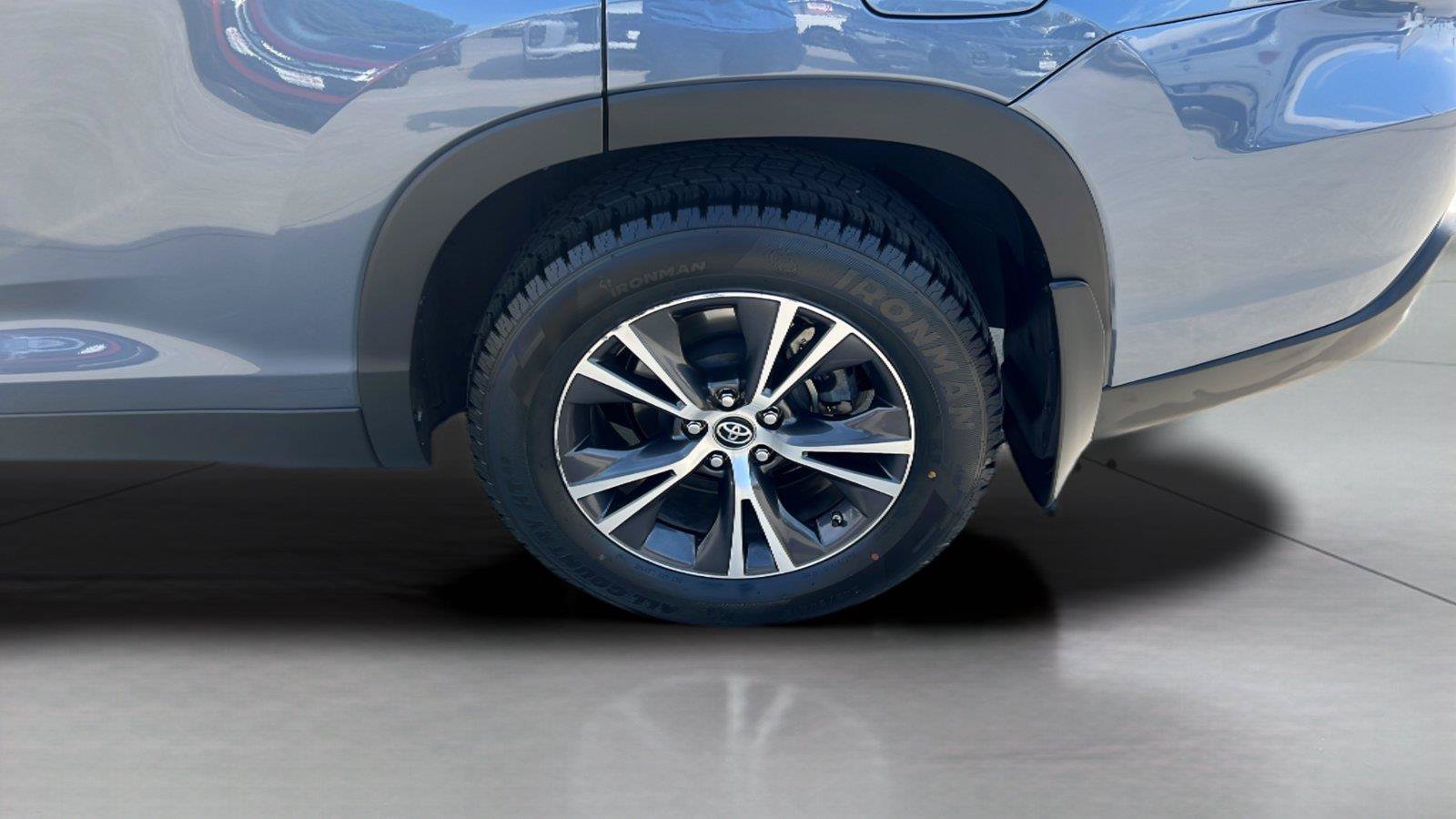 Used 2019 Toyota Highlander Plus AWD/4WD image 24