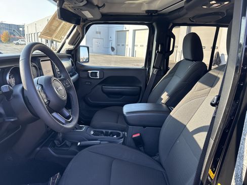 Certified 2023 Jeep Gladiator Willys image 18