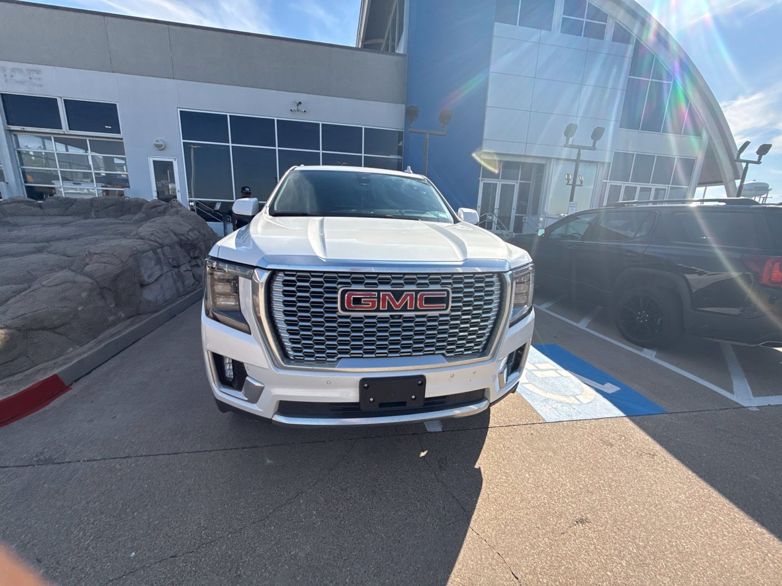 Used 2021 GMC Yukon Denali w/ Denali Premium Package AWD/4WD image 19