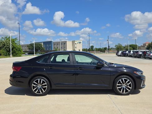 Used 2025 Volkswagen Jetta SE FWD image 2