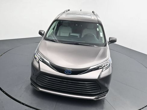 Used 2022 Toyota Sienna LE w/ LE Plus Package FWD image 27