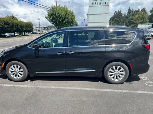 Used 2019 Chrysler Pacifica Touring-L FWD image 7