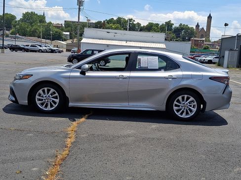 Used 2024 Toyota Camry SE FWD image 5