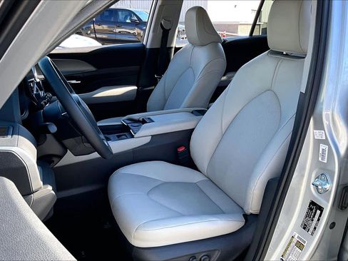 Certified 2025 Toyota Grand Highlander XLE image 8