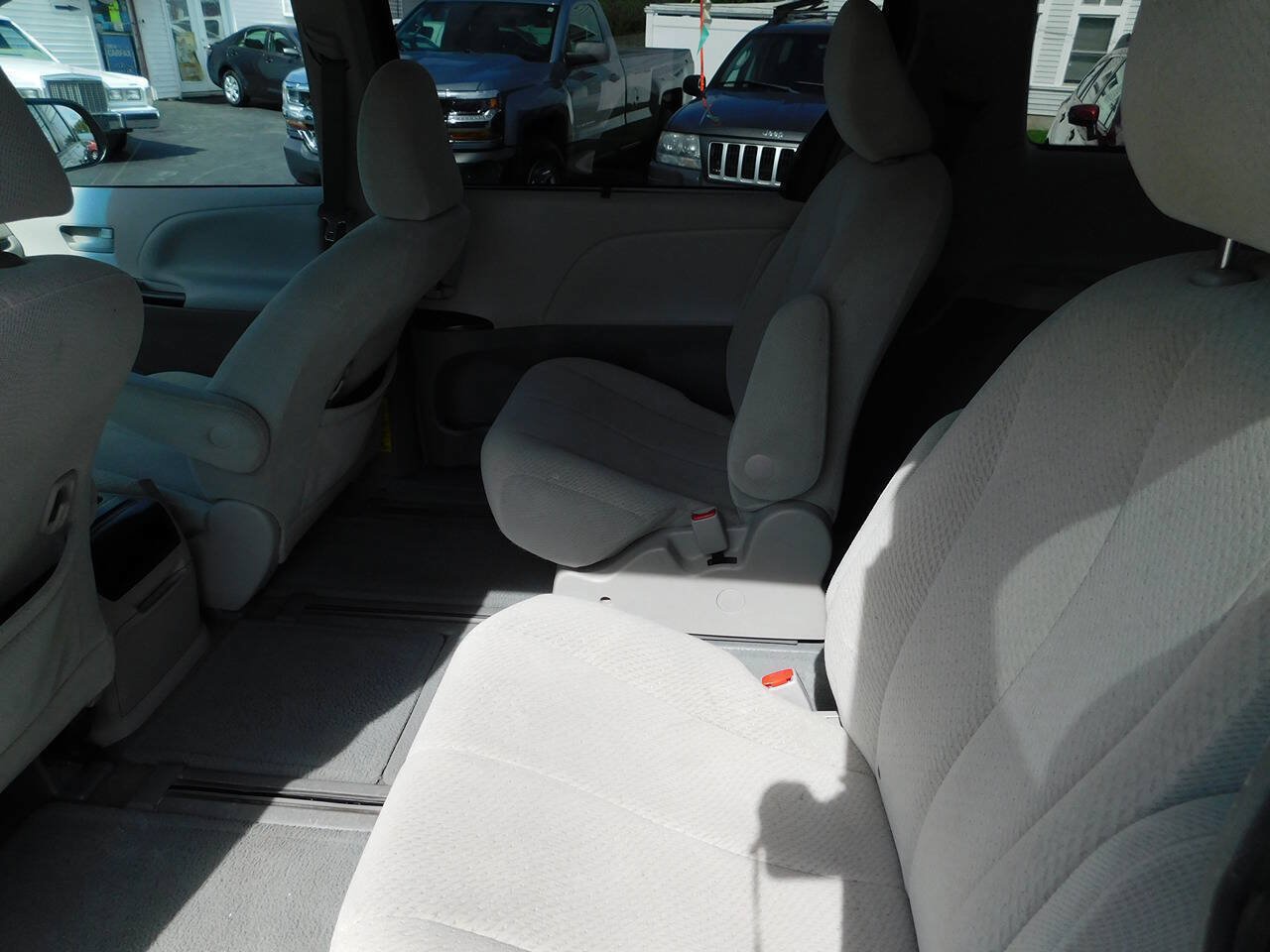 Used 2012 Toyota Sienna LE w/ Towing Pkg AWD/4WD image 18