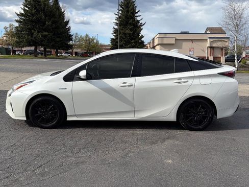 Used 2017 Toyota Prius Two w/ Carpet Mat Package FWD image 2