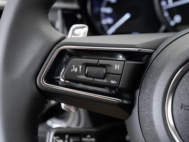 Certified 2025 Porsche Macan AWD/4WD image 14