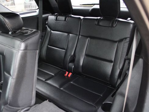 Used 2020 Ford Explorer XLT w/ Equipment Group 202A image 9