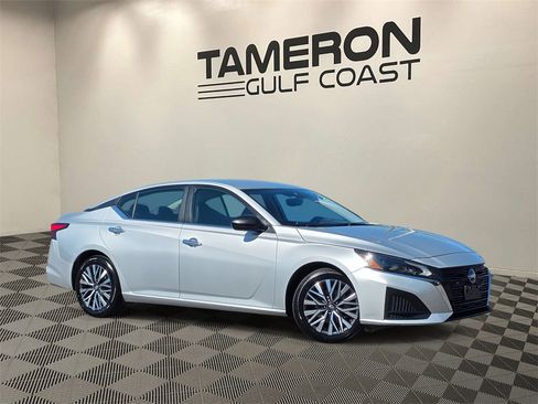 Used 2024 Nissan Altima 2.5 SV image 1