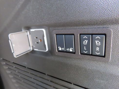 Used 2025 Chevrolet Tahoe Premier w/ Sun And Tow Package AWD/4WD image 19