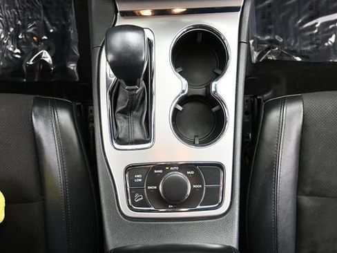 Used 2022 Jeep Grand Cherokee Laredo X AWD/4WD image 16