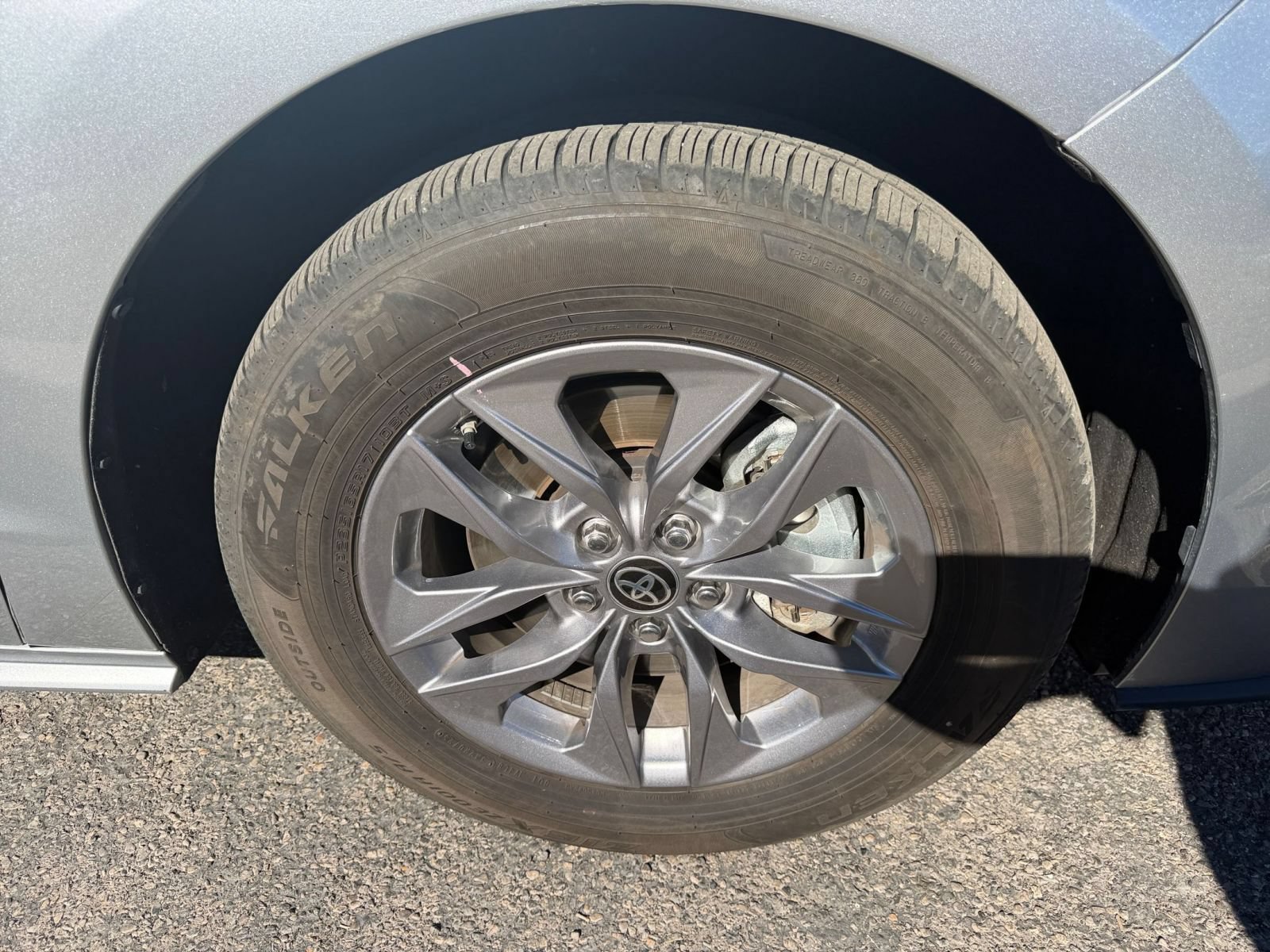 Used 2025 Toyota Sienna XLE FWD image 32