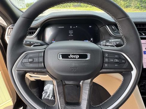 Used 2024 Jeep Grand Cherokee Limited AWD/4WD image 17
