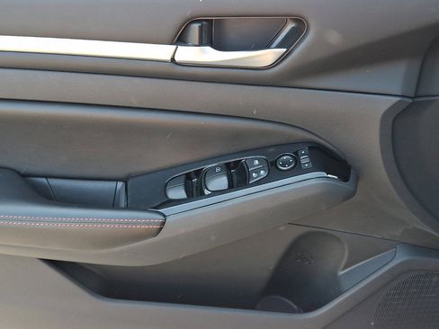 Used 2024 Nissan Altima 2.5 SR FWD image 23