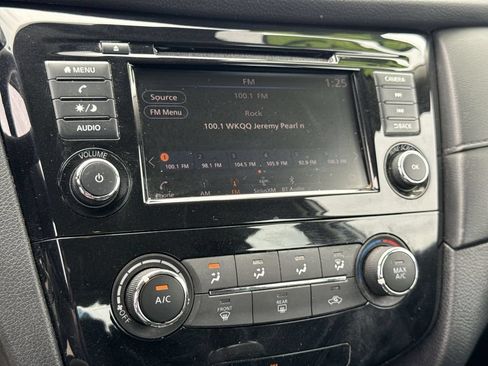 Used 2019 Nissan Rogue S FWD image 27