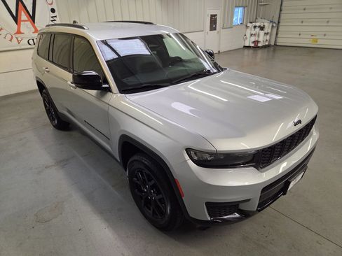 Used 2024 Jeep Grand Cherokee L Laredo AWD/4WD image 11