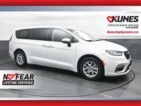 Used 2023 Chrysler Pacifica Touring-L FWD image 1