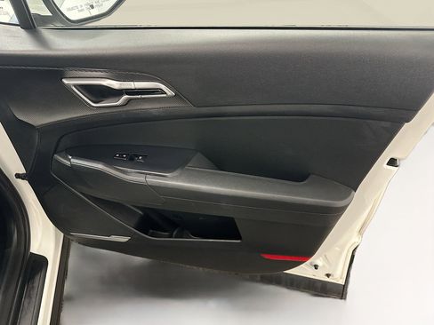 Used 2025 Kia Sportage LX image 32