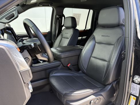 Used 2025 GMC Yukon XL Denali AWD/4WD image 12