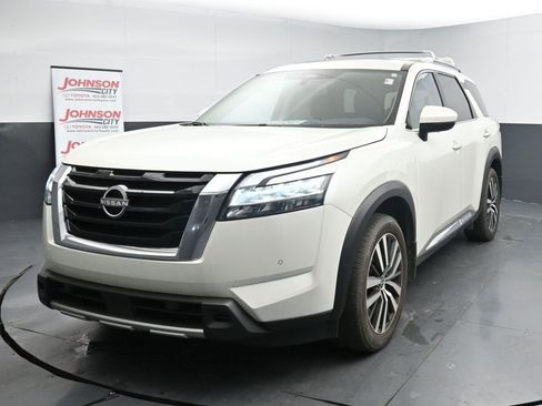 Used 2024 Nissan Pathfinder Platinum w/ Cargo Package image 4